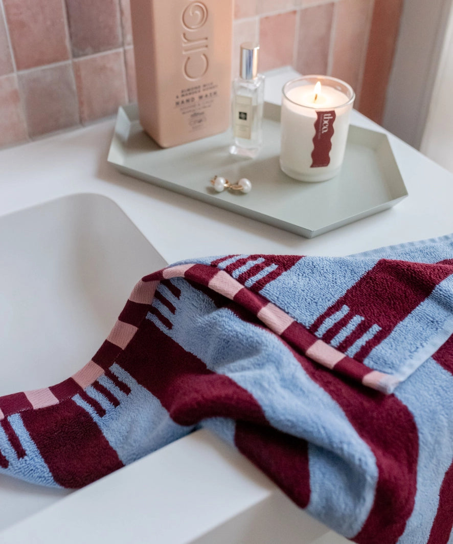 serviette de toilette – rayures bleues et bordeaux