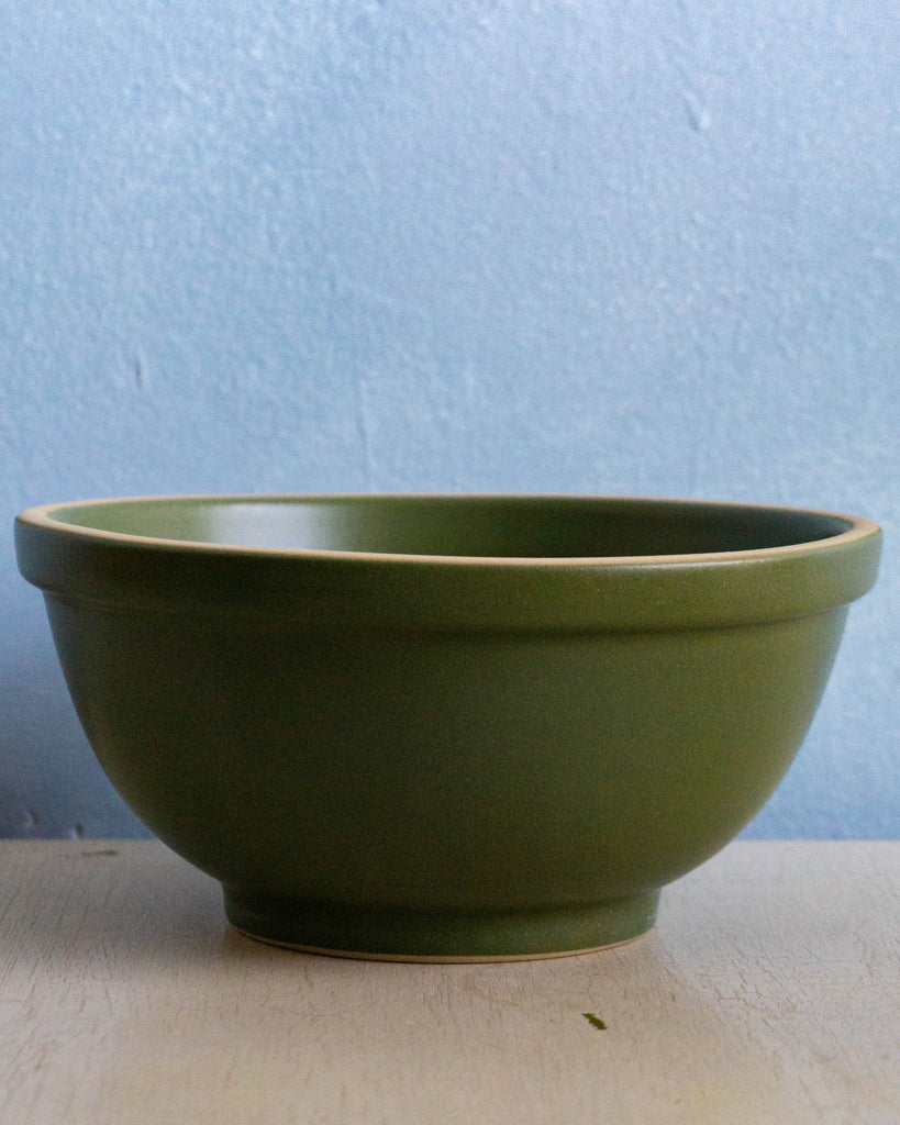 Stoneware mixing bowl in moss green 