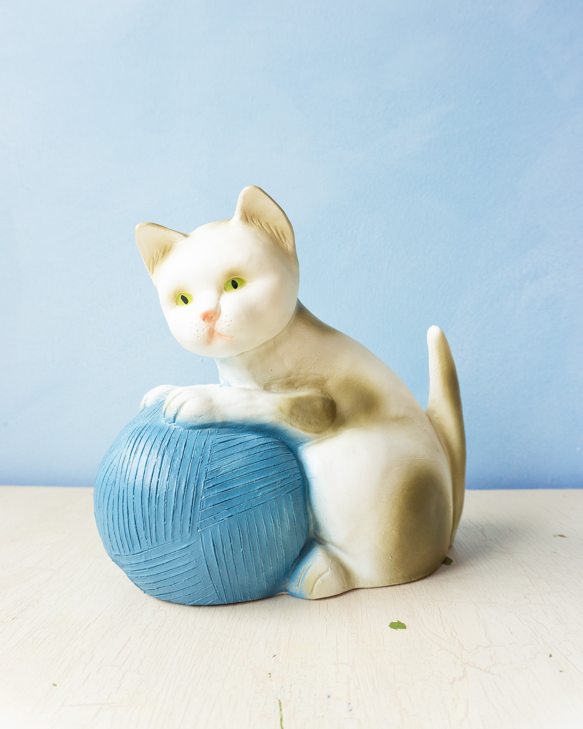 table lamp - kitten with yarn
