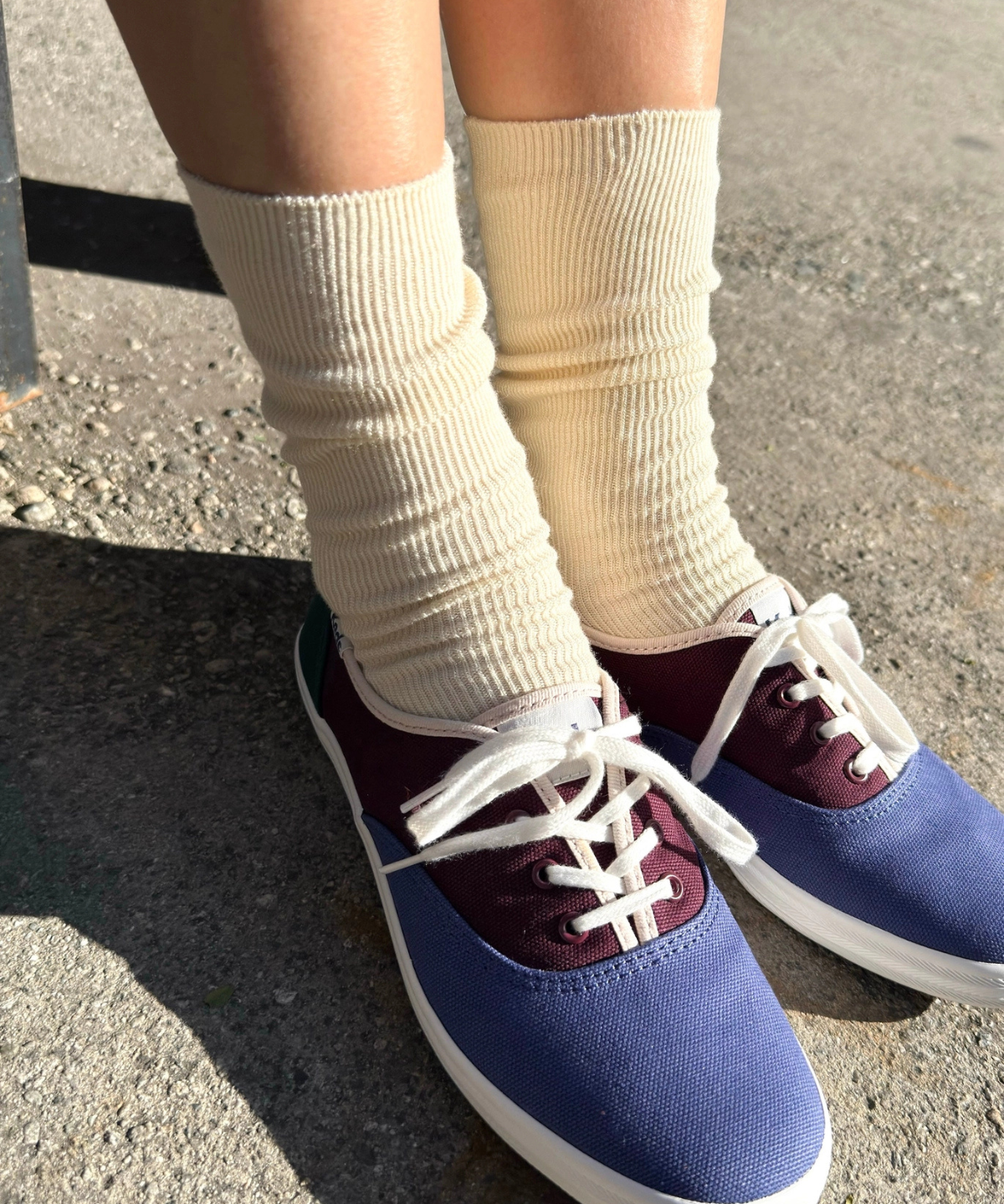 chaussettes - pantalon - rouge à lèvres