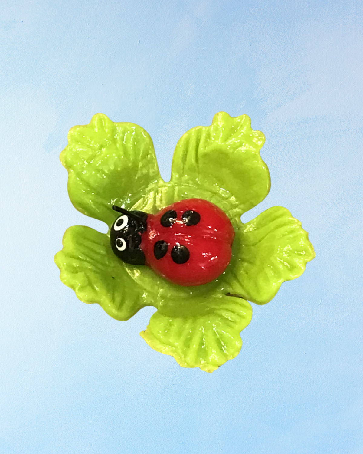 magnet - ladybug on a leaf
