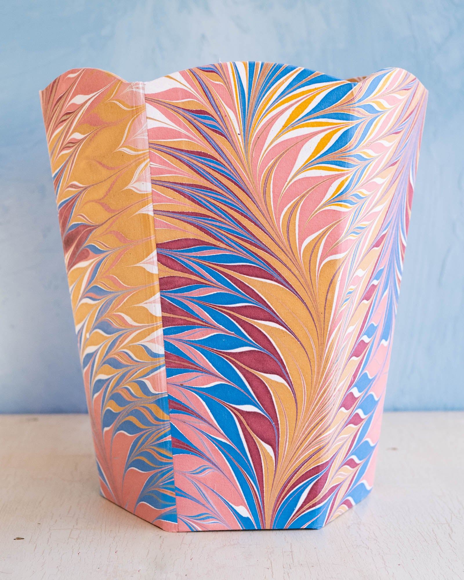 scalloped basket - desert feather marble