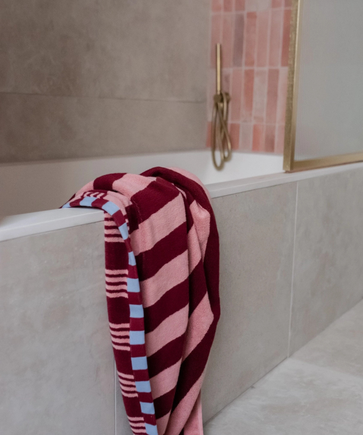 serviette de bain - rayures roses et bordeaux