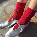 chaussettes - pantalon - rouge à lèvres