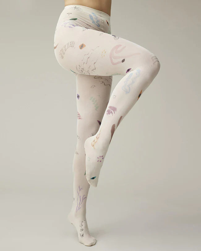 A model wearing Svea's Nemo tights