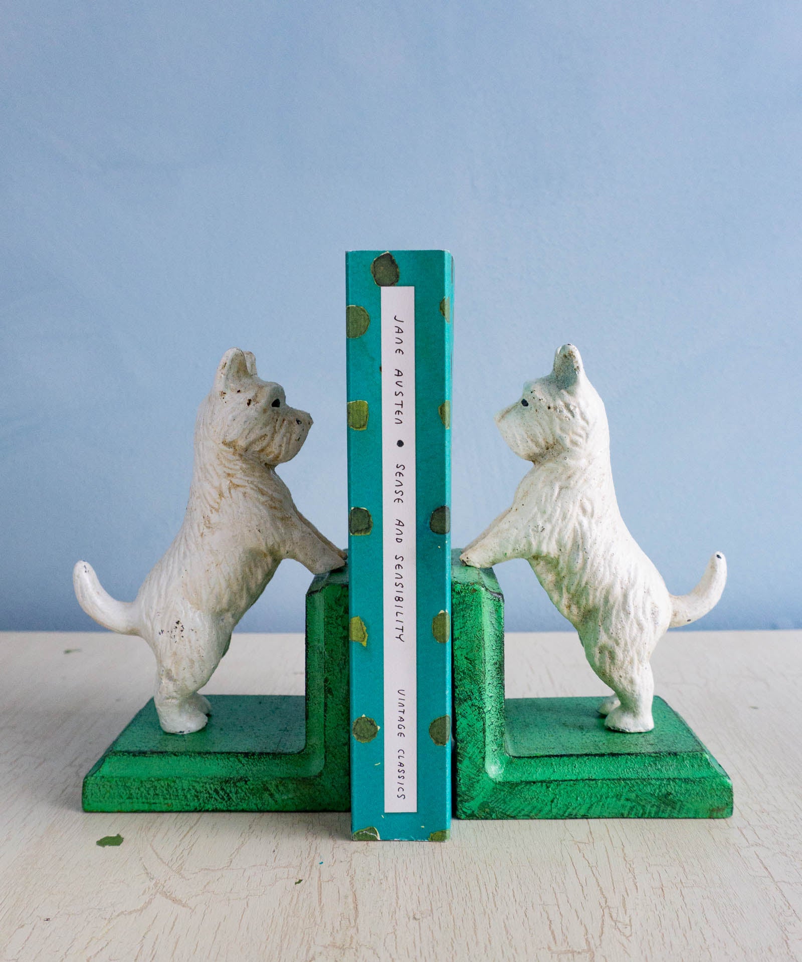 serre-livres - westie debout